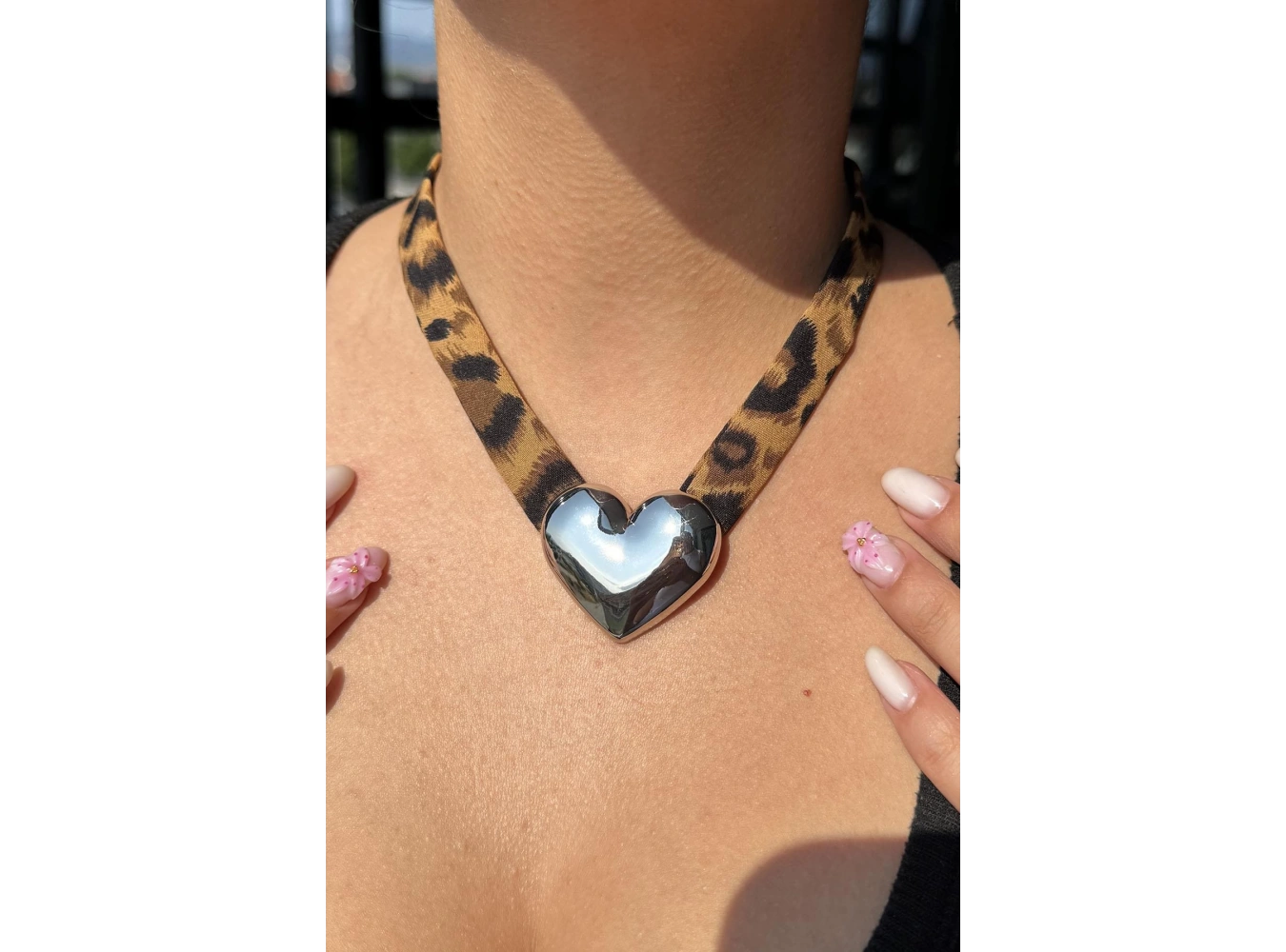 Gümüş Renk Leopar Desenli Kalp Figürlü Tasarım Kolye
