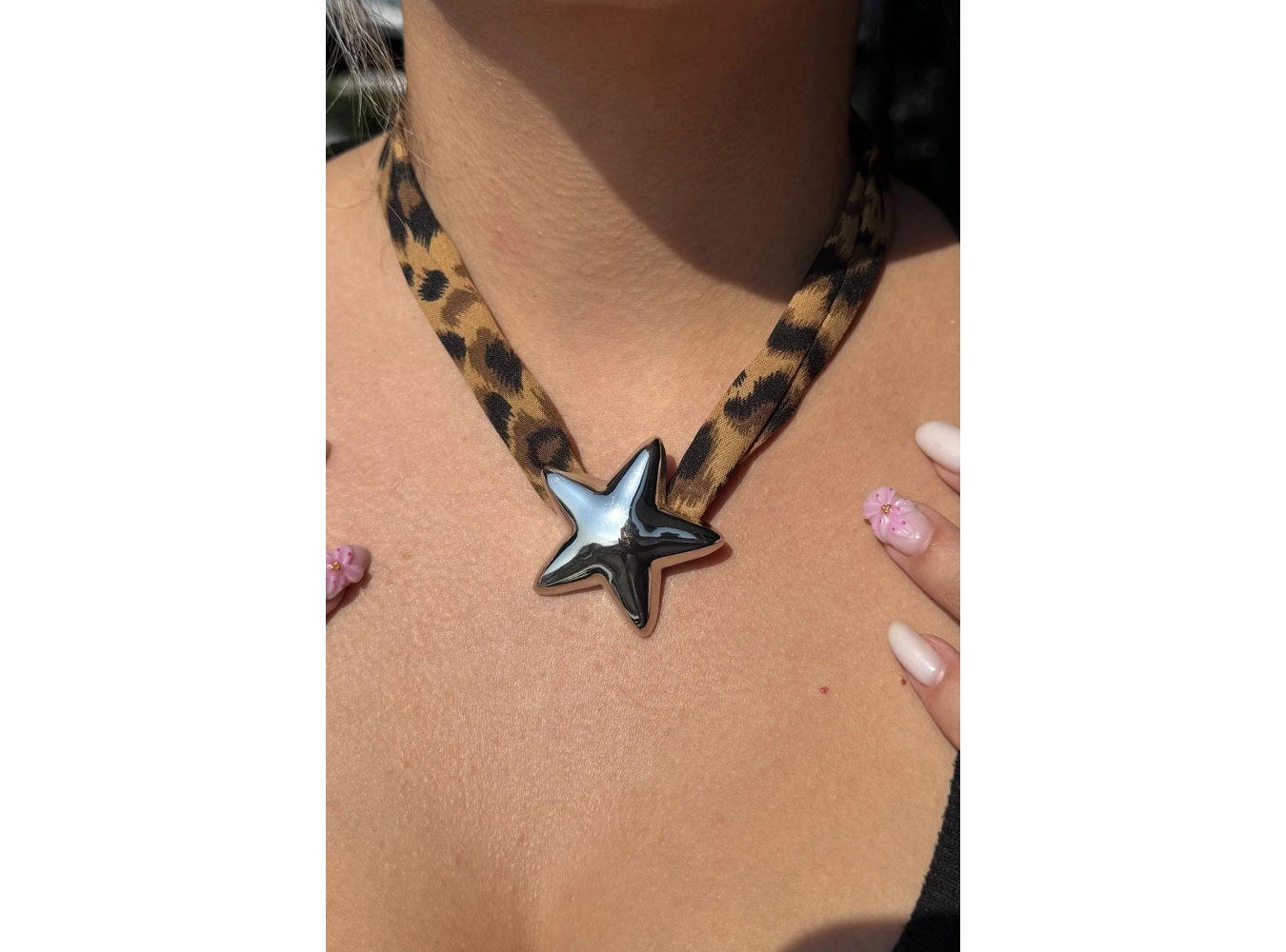 Gümüş Renk Leopar Desenli Yıldız Figürlü Tasarım Kolye
