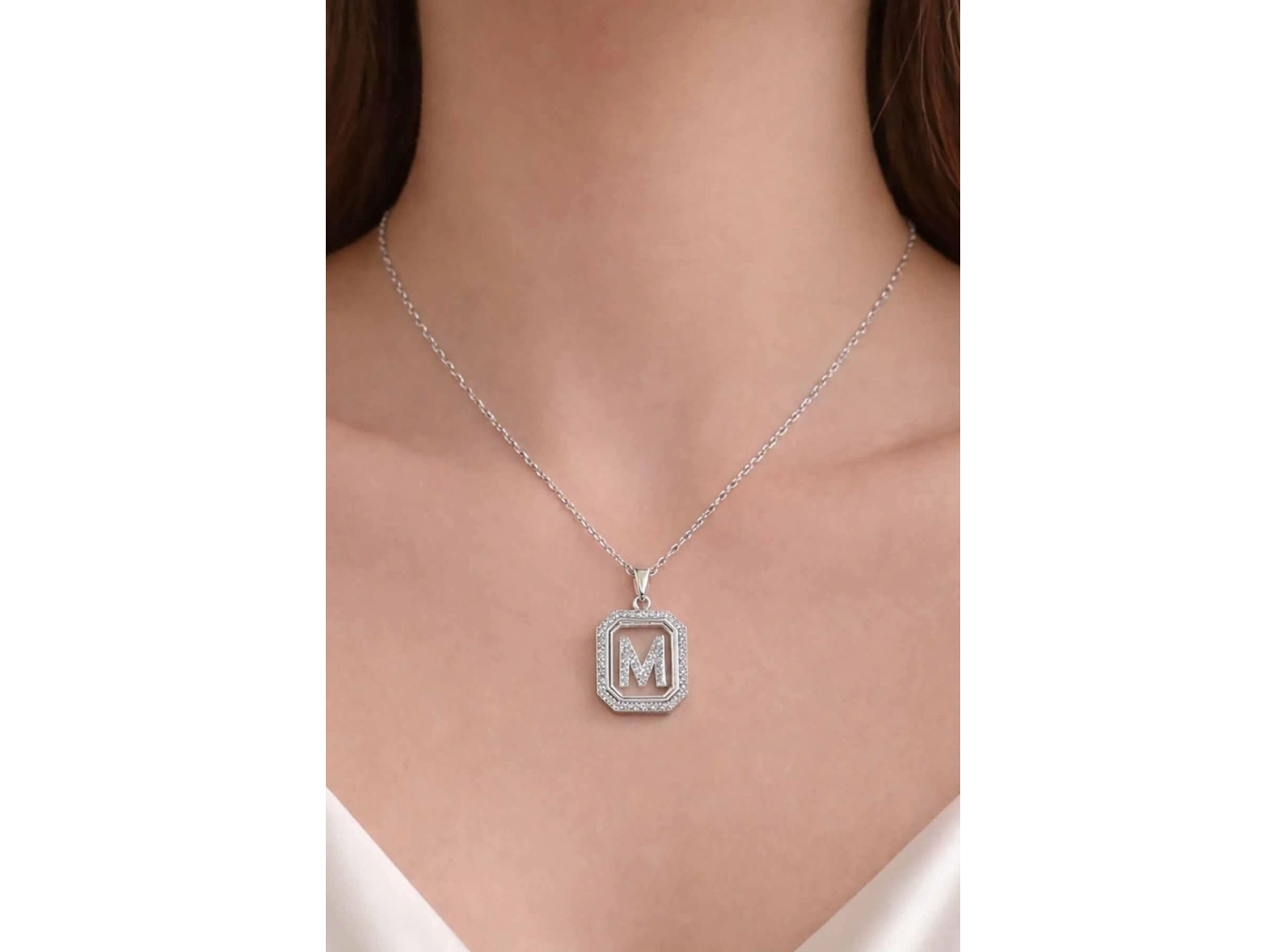 Gümüş Renk M Harf Taş Detaylı Çelik Kolye