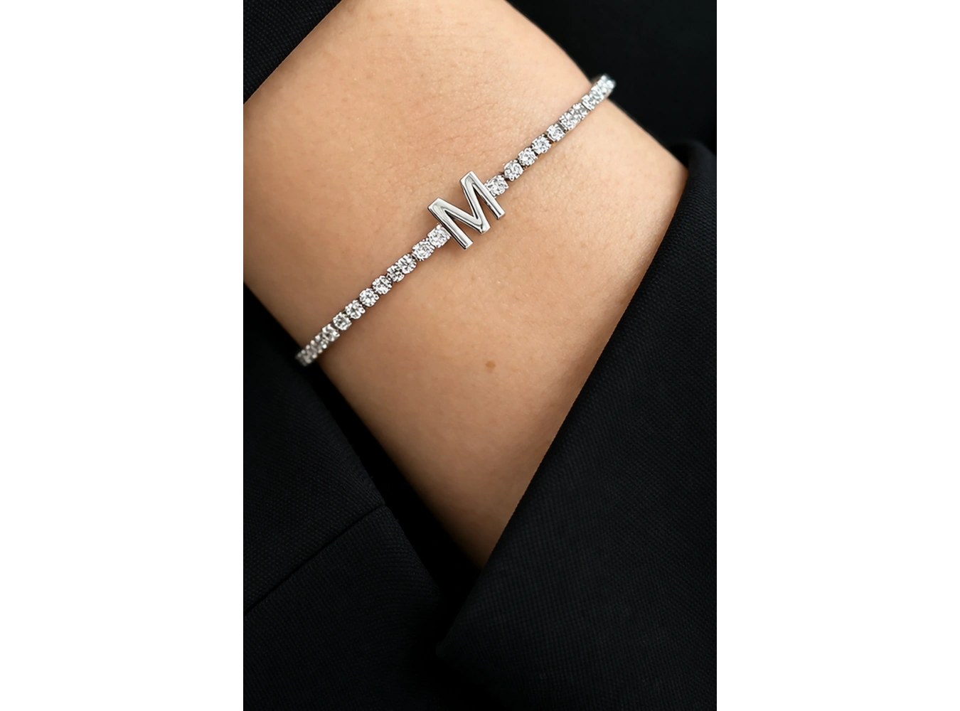 Gümüş Renk M Harfli Taş Detaylı Çelik Bileklik