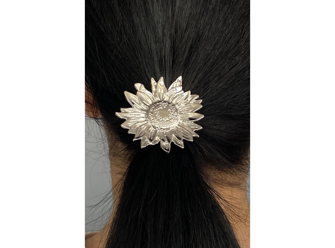 Gümüş Renk Metal Çiçek Figürlü Lastik Toka