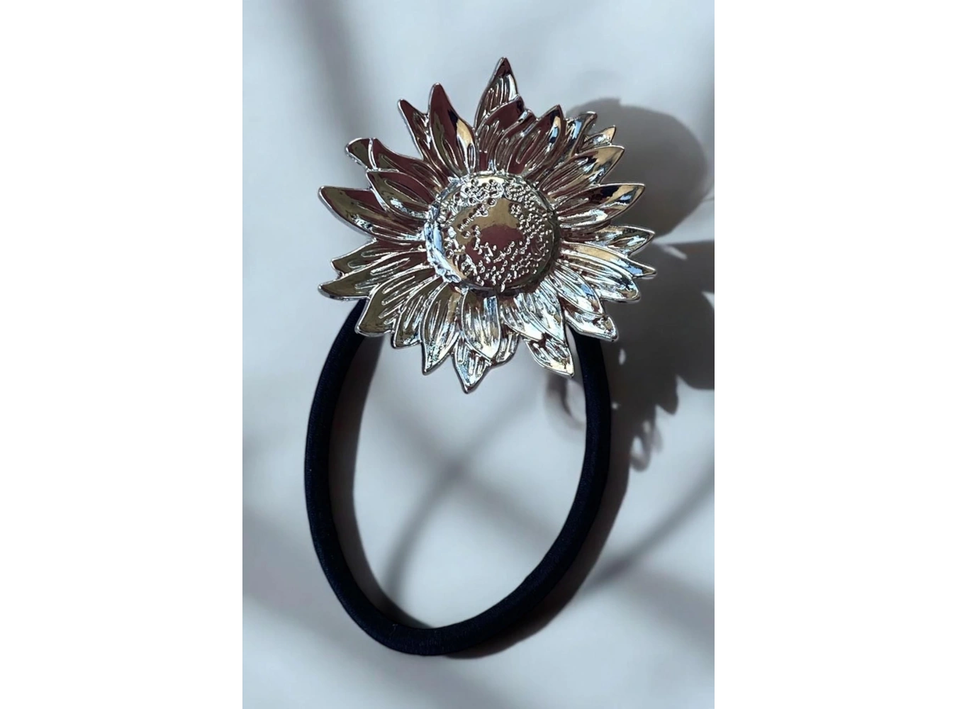 Gümüş Renk Metal Çiçek Figürlü Lastik Toka