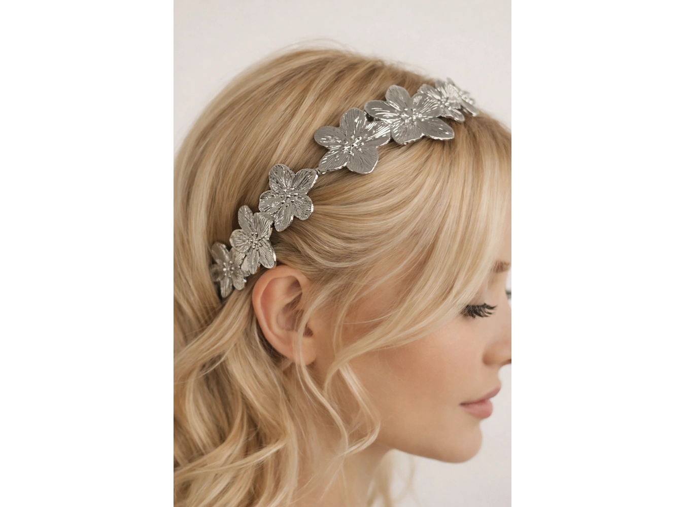 Gümüş Renk Metal Çiçek Figürlü Taç