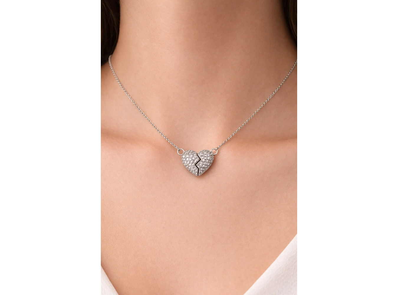 Gümüş  Renk Mıknatıslı Kalp Figürlü Taşlı Çelik Kolye