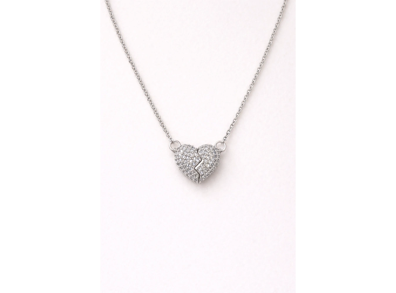 Gümüş  Renk Mıknatıslı Kalp Figürlü Taşlı Çelik Kolye