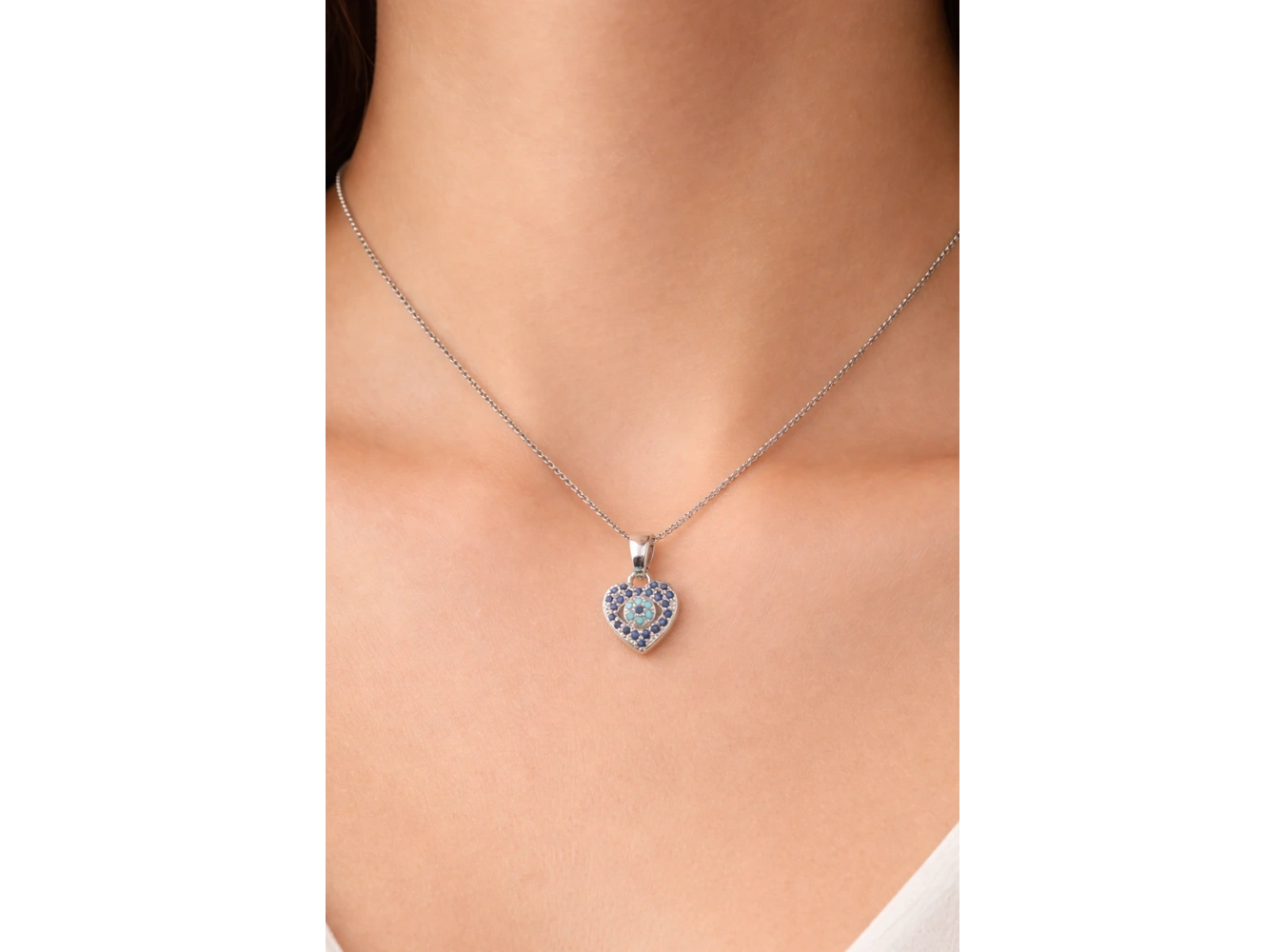 Gümüş Renk Mini Kalp Figürlü Mavi Taş Detaylı Çelik Kolye