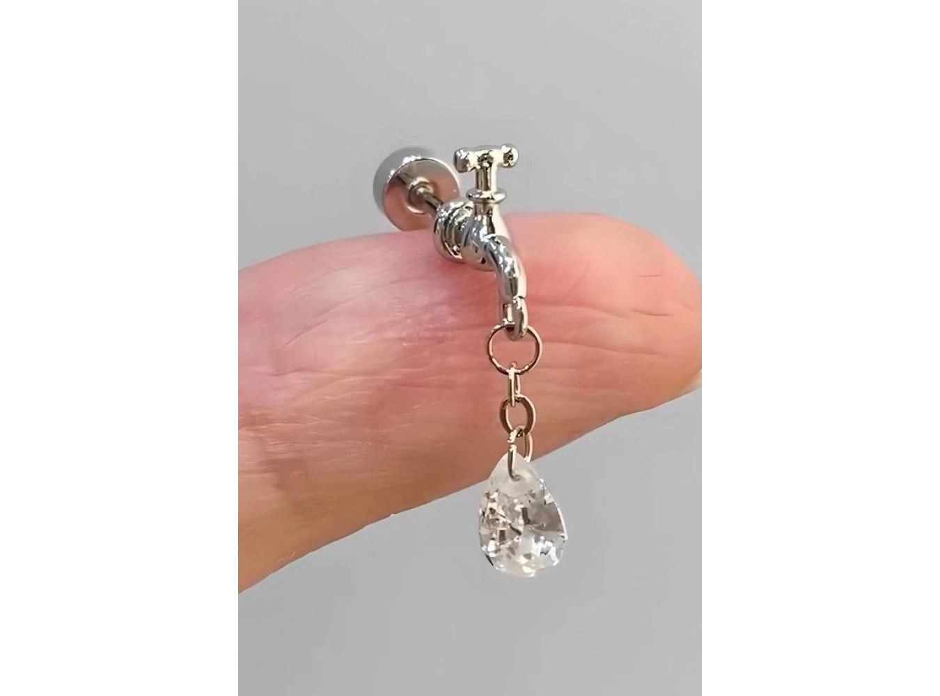 Gümüş Renk Musluk Figürlü Taşlı Cerrahi Çelik Tragus/Kıkırdak Küpe/Piercing (Tek)