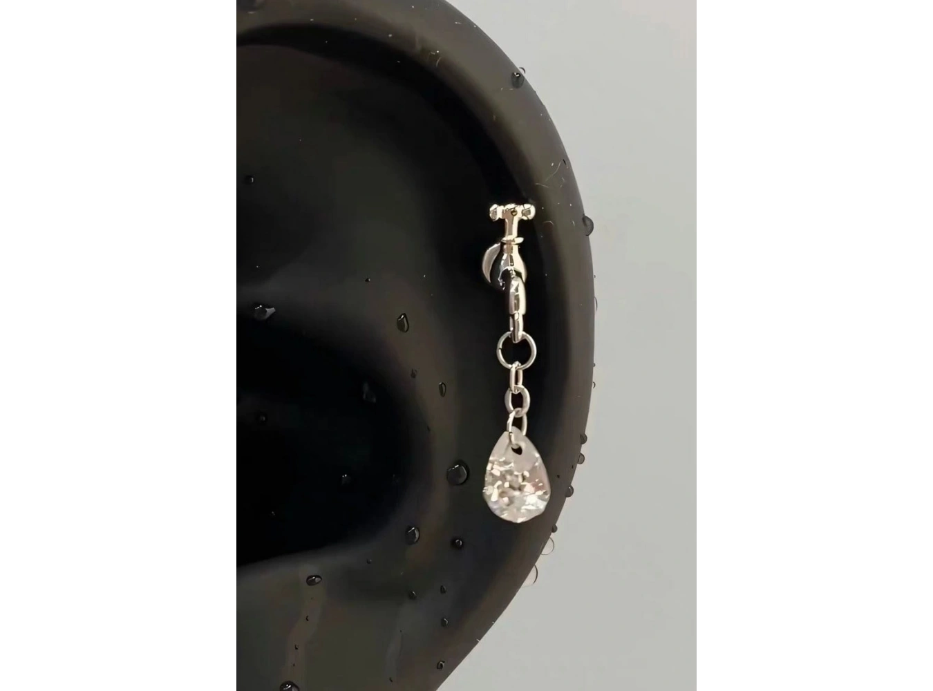 Gümüş Renk Musluk Figürlü Taşlı Cerrahi Çelik Tragus/Kıkırdak Küpe/Piercing (Tek)