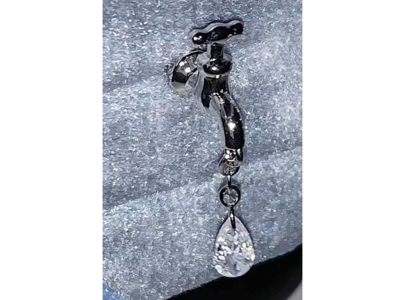 Gümüş Renk Musluk Figürlü Taşlı Cerrahi Çelik Tragus/Kıkırdak Küpe/Piercing (Tek)