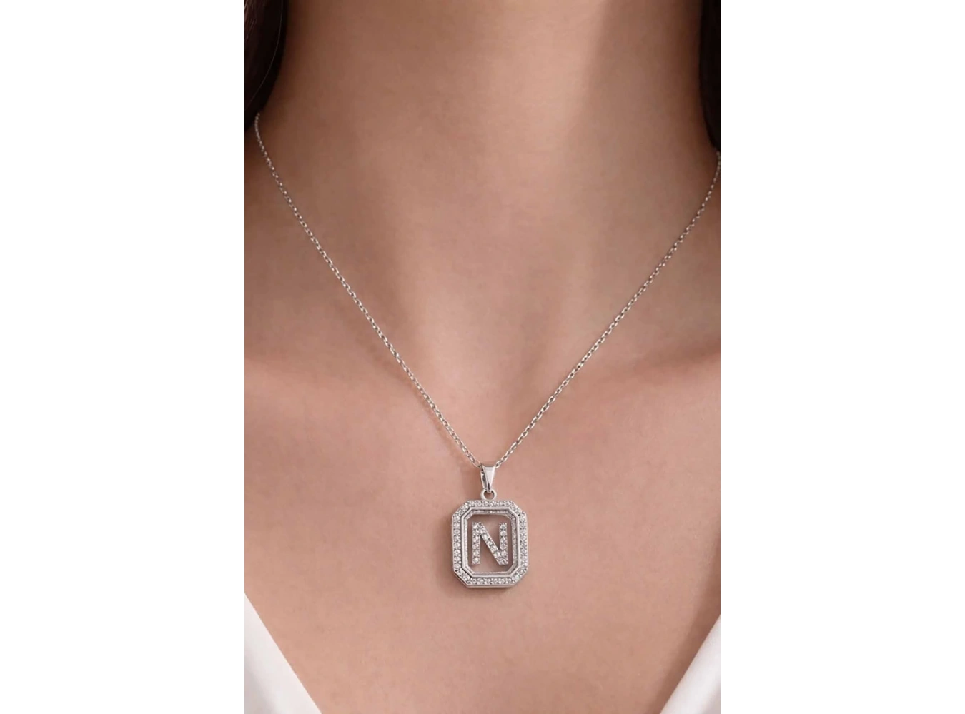 Gümüş Renk N Harf Taş Detaylı Çelik Kolye