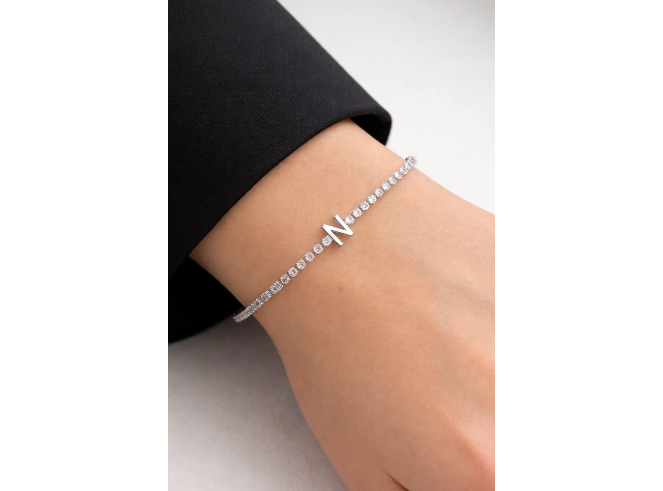 Gümüş Renk N Harfli Taş Detaylı Çelik Bileklik