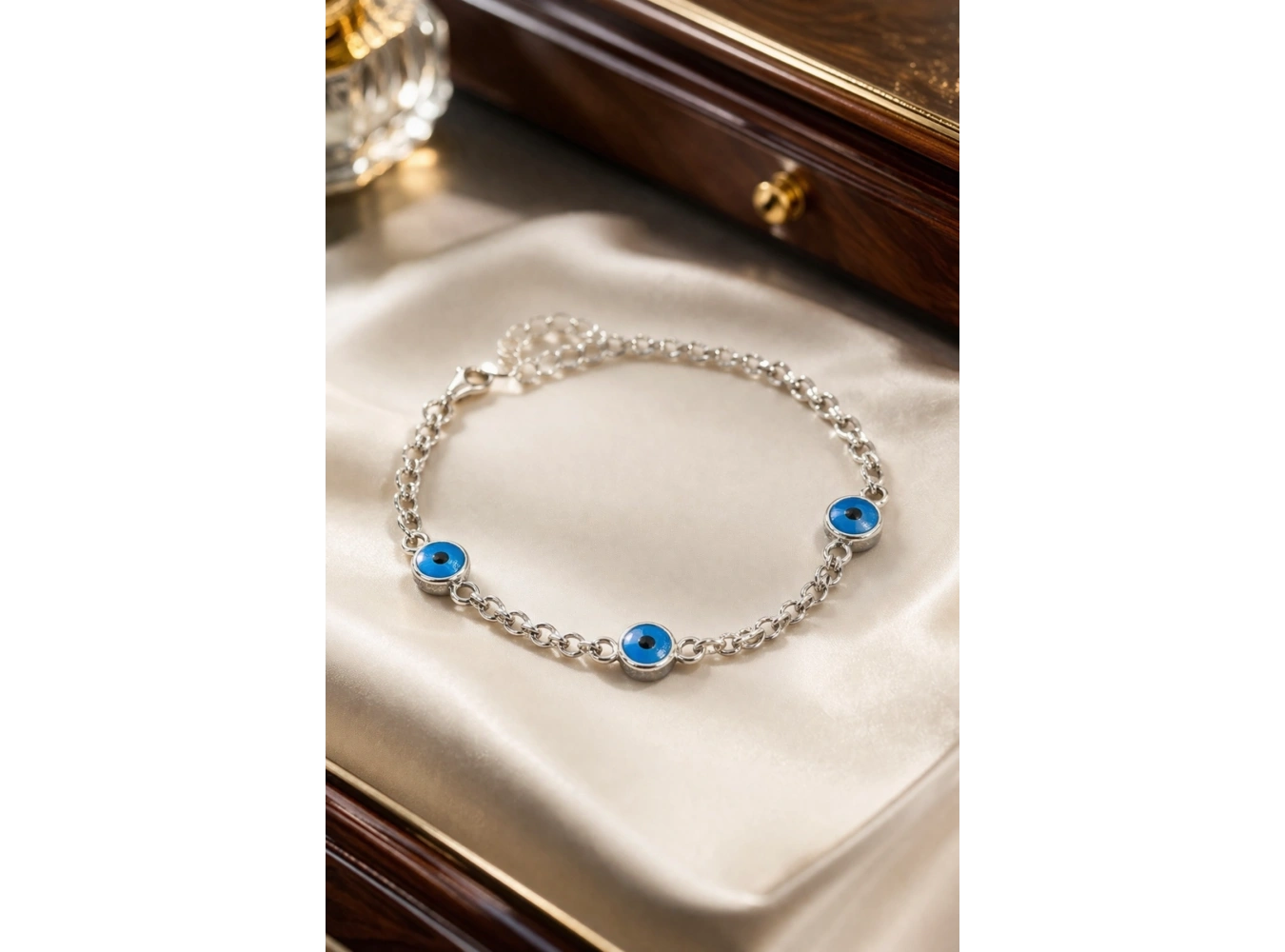 Gümüş Renk Nazar Boncuğu Detaylı Zincir Bileklik