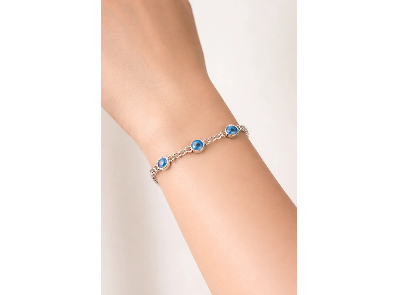 Gümüş Renk Nazar Boncuğu Detaylı Zincir Bileklik