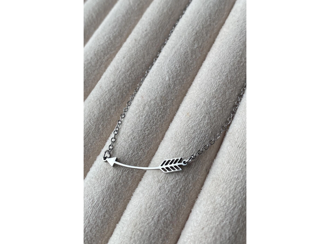 Gümüş Renk Ok Figürlü Çelik Kolye