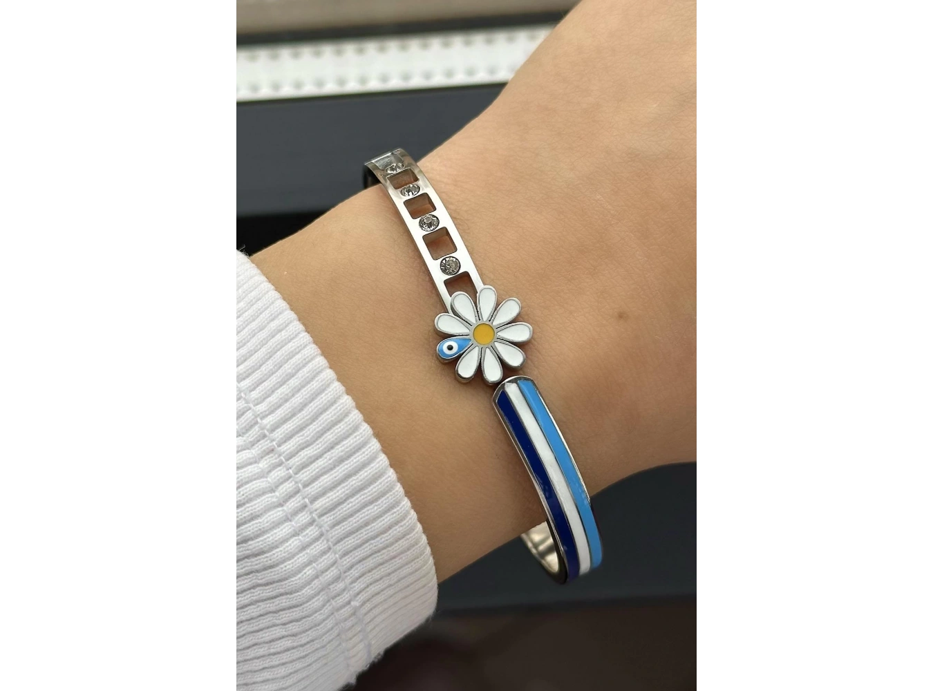 Gümüş Renk Papatya Figürlü Taş Detaylı Çelik Kelepçe Bileklik