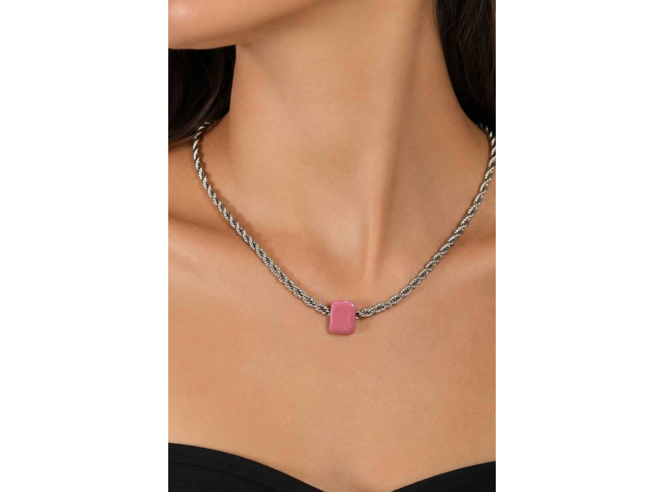 Gümüş Renk Pembe Boncuk Detaylı Kolye