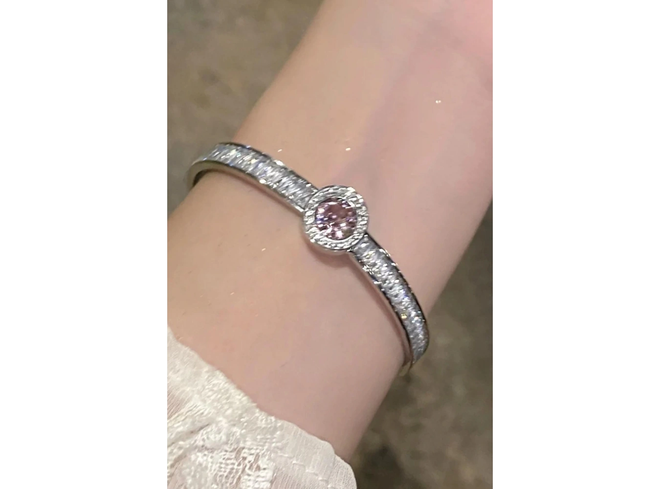 Gümüş Renk Pembe Taş Detaylı Çelik Kelepçe Bileklik