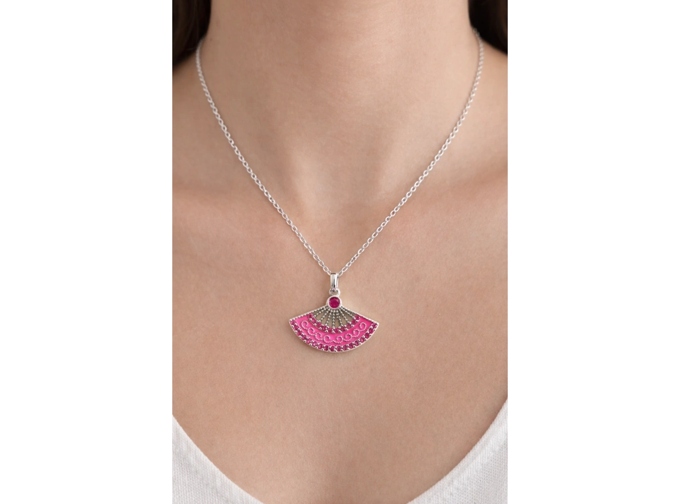 Gümüş Renk Pembe Yelpaze Detaylı Çelik Kolye