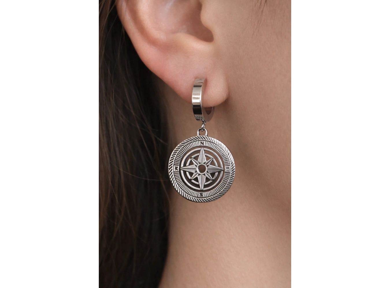 Gümüş Renk Pusula Figürlü Çelik Küpe (Çift)