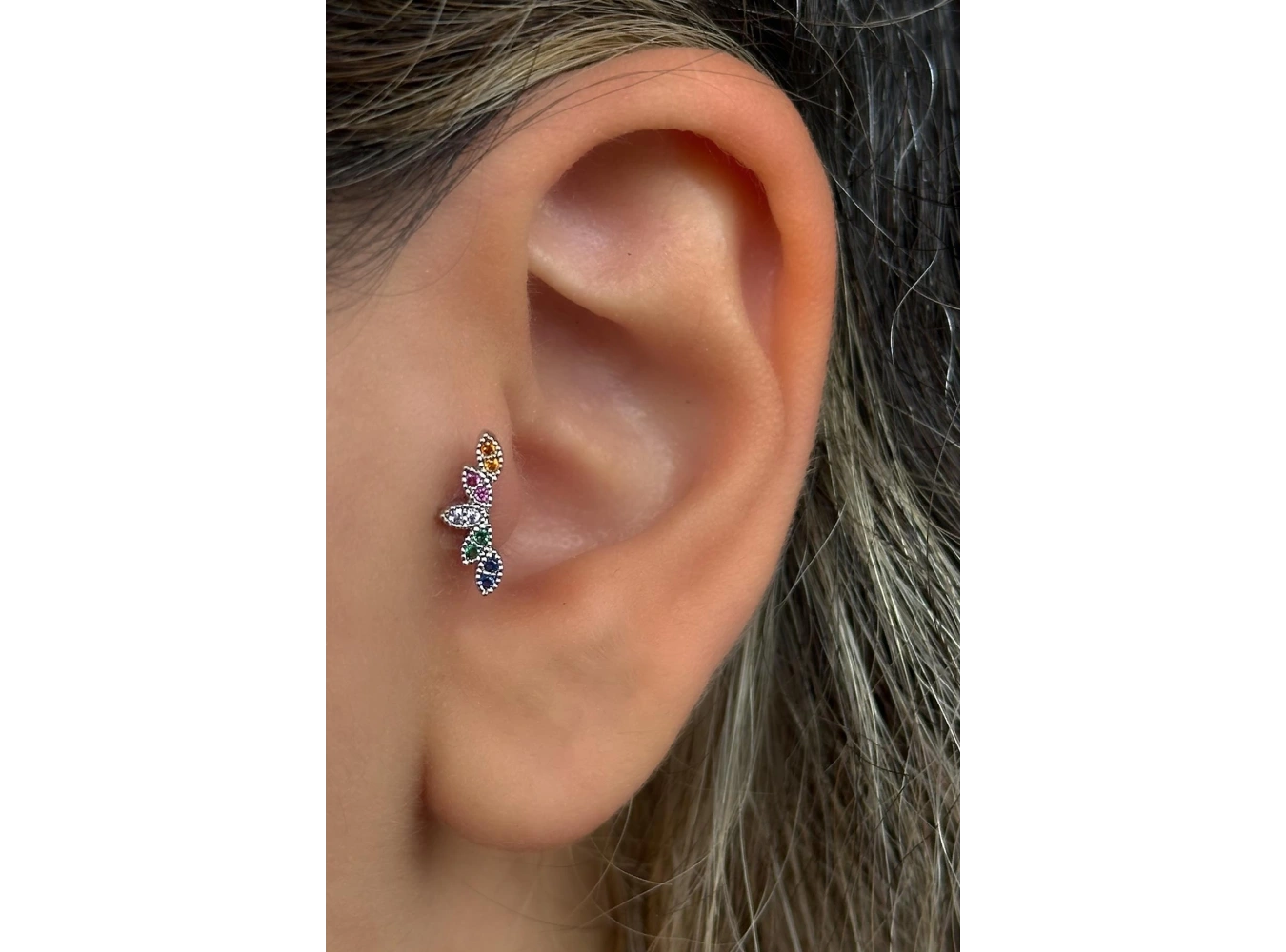 Gümüş Renk Renkli Taş Detaylı Çelik Tragus/Kıkırdak Küpe/Piercing (Tek)