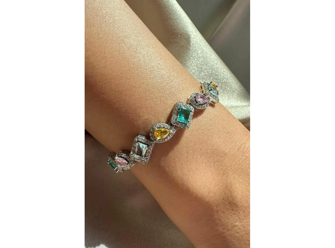 Gümüş Renk Renkli Taş Detaylı Tasarım Bileklik