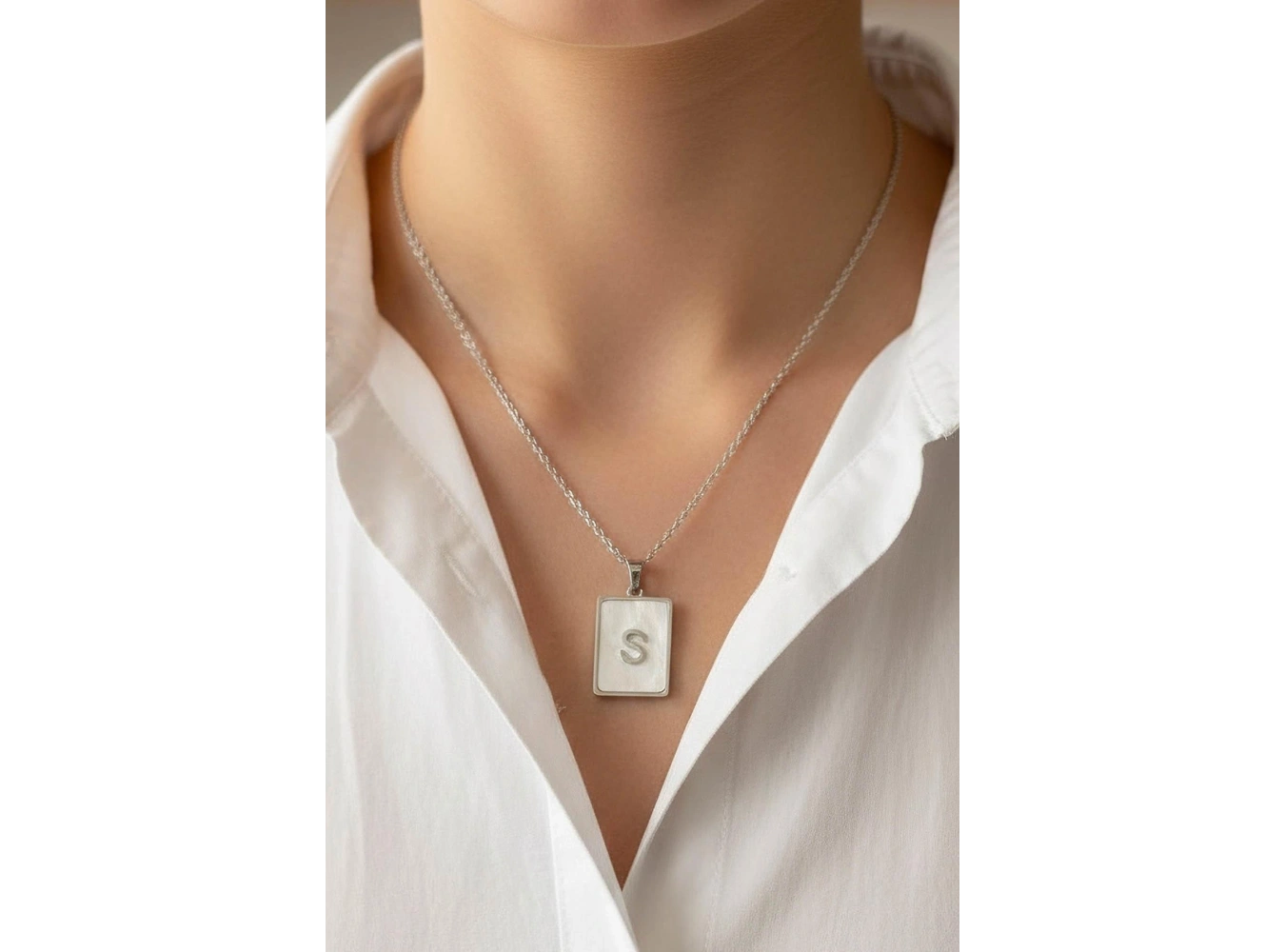 Gümüş Renk S Harf Çelik Kolye