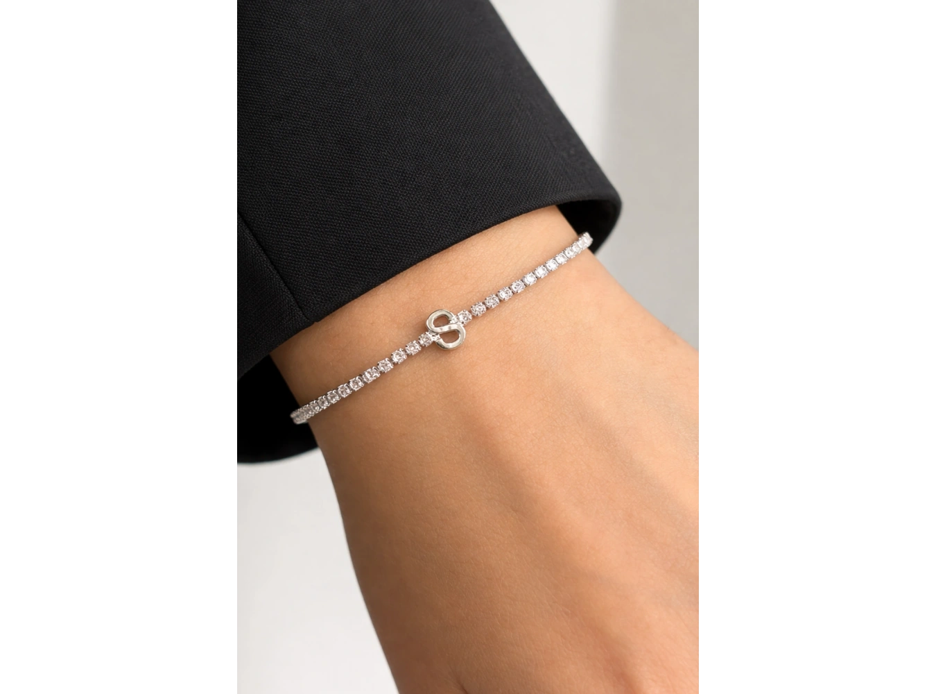 Gümüş Renk S Harfli Taş Detaylı Çelik Bileklik