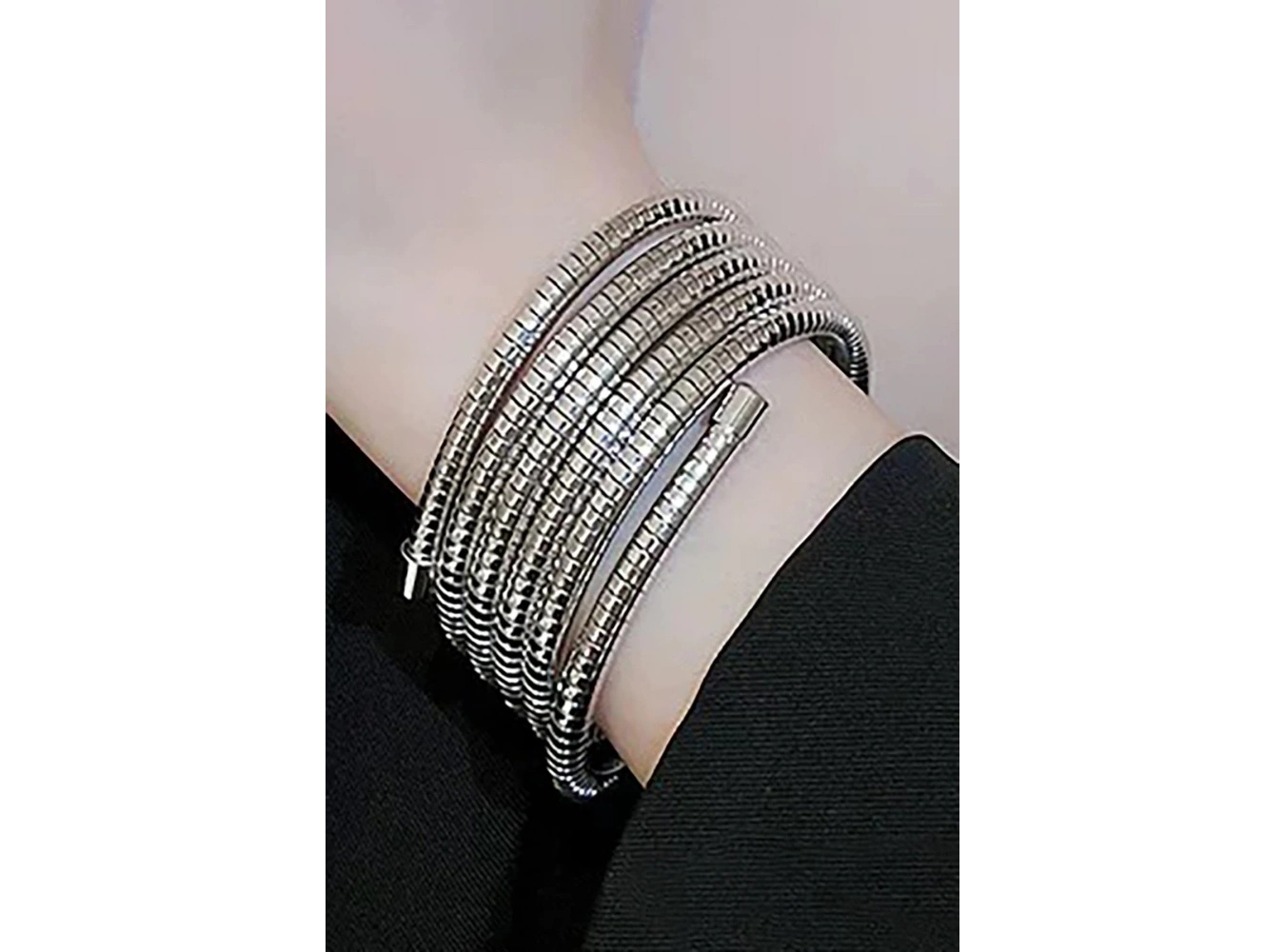 Gümüş Renk Sarmal Detaylı Çelik Bileklik