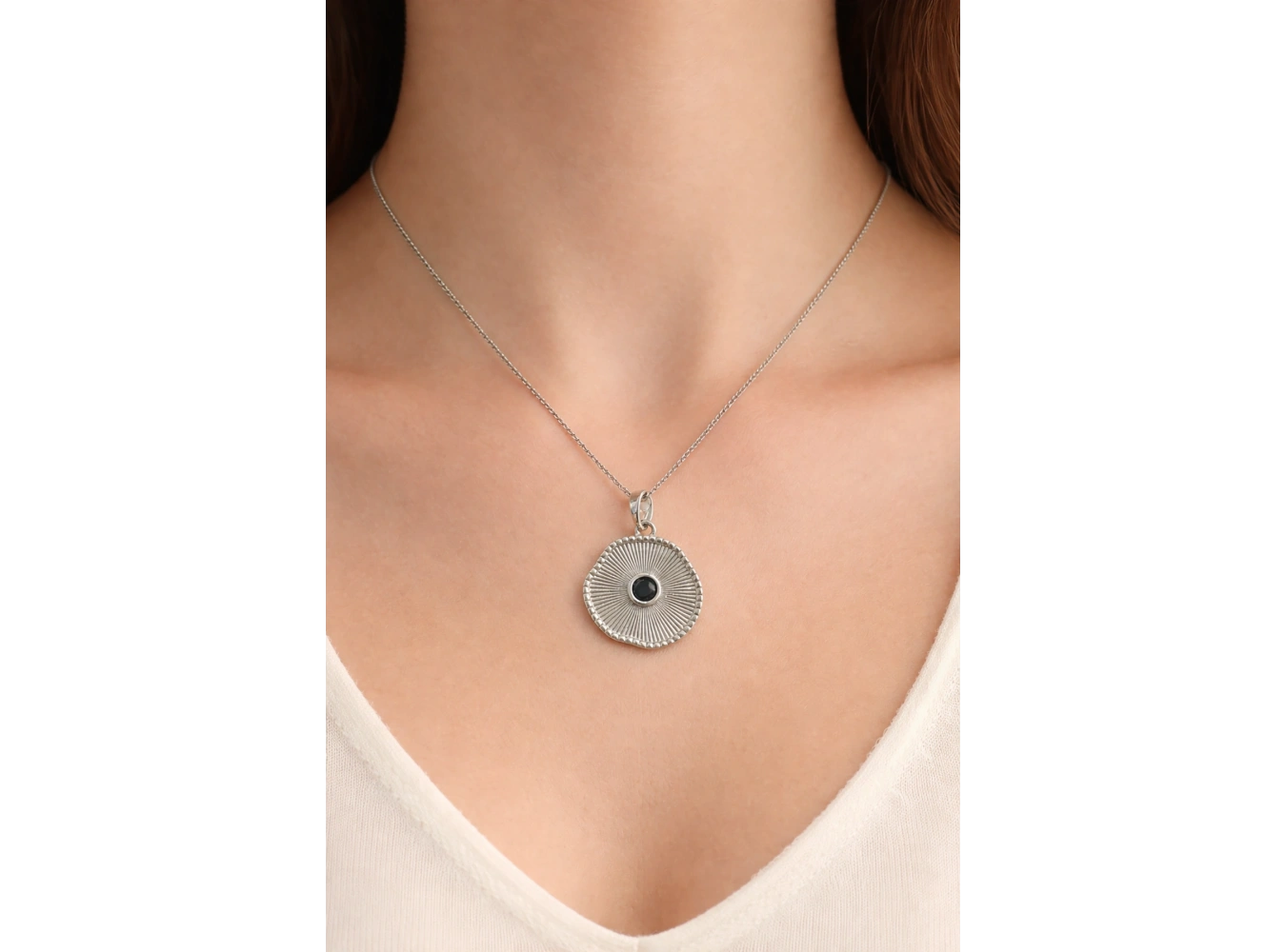 Gümüş Renk Siyah Taş Detaylı Çelik Kolye