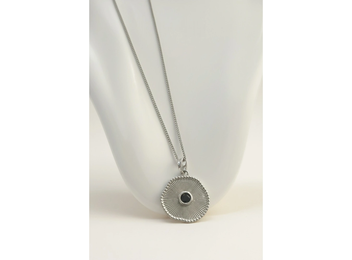 Gümüş Renk Siyah Taş Detaylı Çelik Kolye