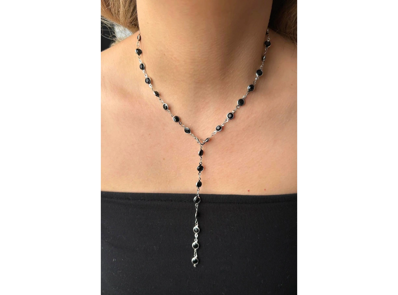 Gümüş Renk Siyah Taşlı Çelik Y Kolye