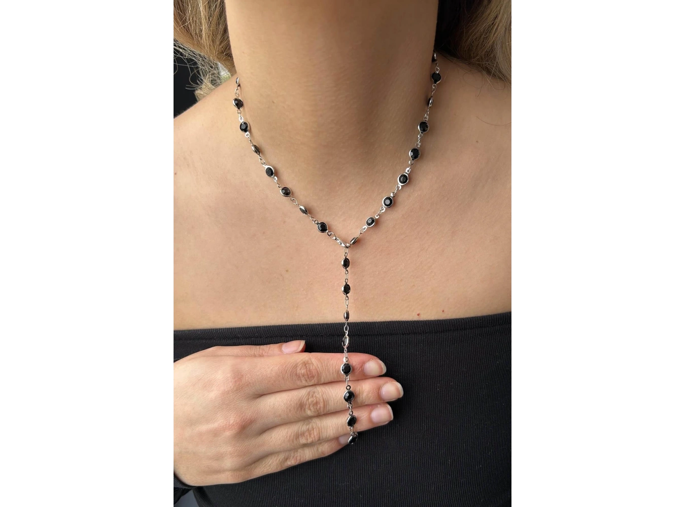 Gümüş Renk Siyah Taşlı Çelik Y Kolye