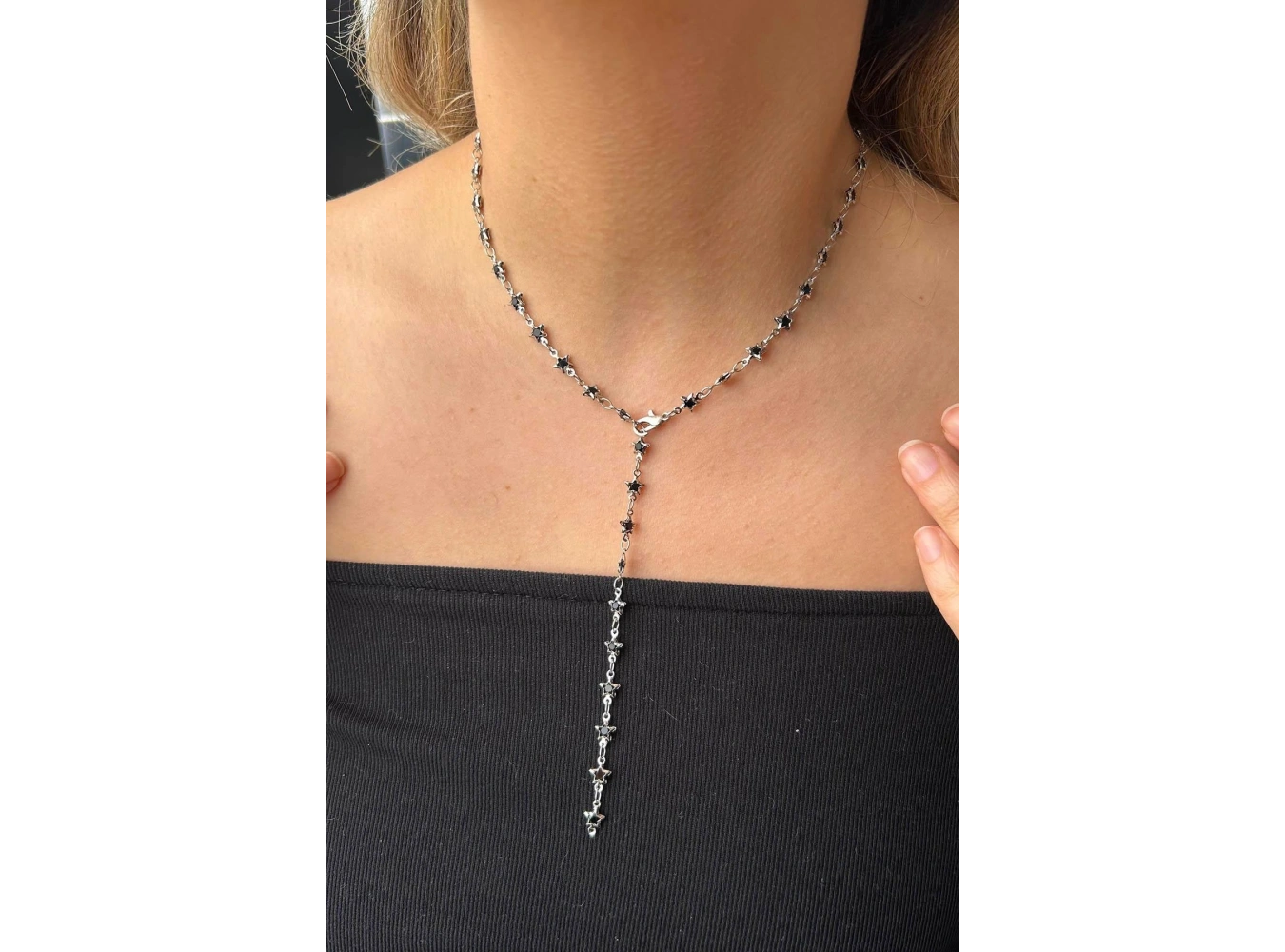 Gümüş Renk Siyah Taşlı Yıldız Figürlü Çelik Y Kolye