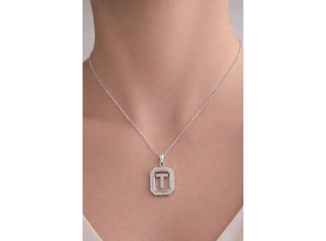 Gümüş Renk T Harf Taş Detaylı Çelik Kolye