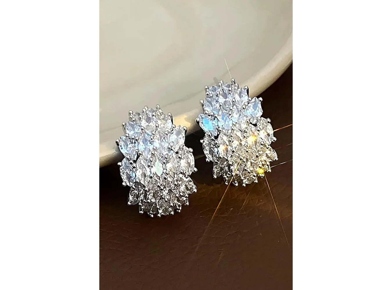 Gümüş Renk Taş Detaylı 14K Altın Kaplama Küpe (Çift)