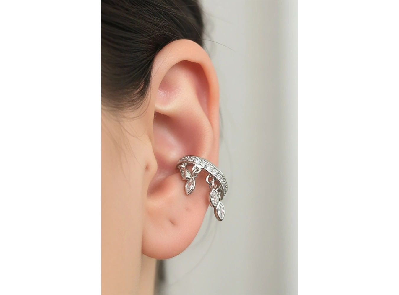 Gümüş Renk Taş Detaylı 14K Altın Kaplama TX Ear Cuff (Tek)