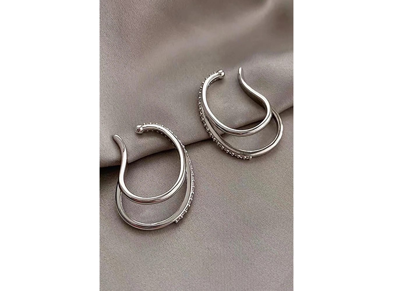 Gümüş Renk Taş Detaylı 14K Altın Kaplama TX Ear Cuff (Tek)
