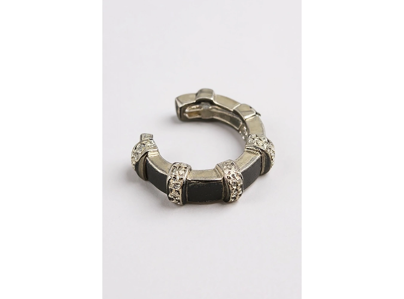 Gümüş Renk Taş Detaylı 14K Altın Kaplama TX Ear Cuff (Tek)