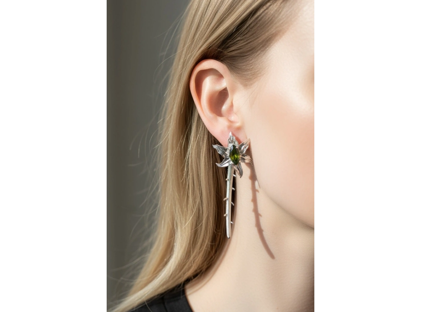 Gümüş Renk Taş Detaylı 14K Altın Kaplama TX Küpe (Çift)