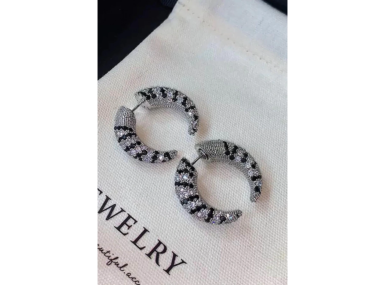 Gümüş Renk Taş Detaylı 14K Altın Kaplama TX Küpe (Çift)