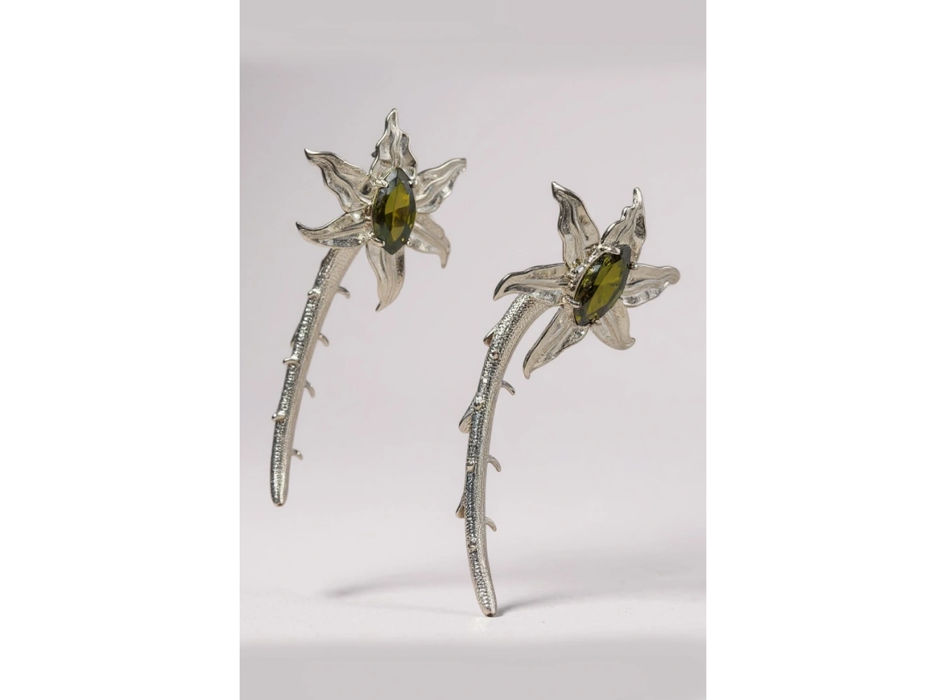 Gümüş Renk Taş Detaylı 14K Altın Kaplama TX Küpe (Çift)