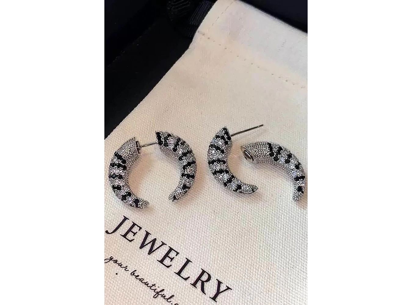 Gümüş Renk Taş Detaylı 14K Altın Kaplama TX Küpe (Çift)