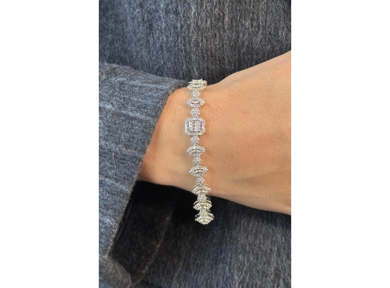 Gümüş Renk Taş Detaylı 14K Altın Kaplama VİP Bileklik