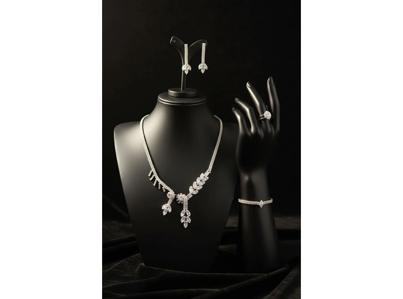 Gümüş Renk Taş Detaylı 4lü Abiye Set