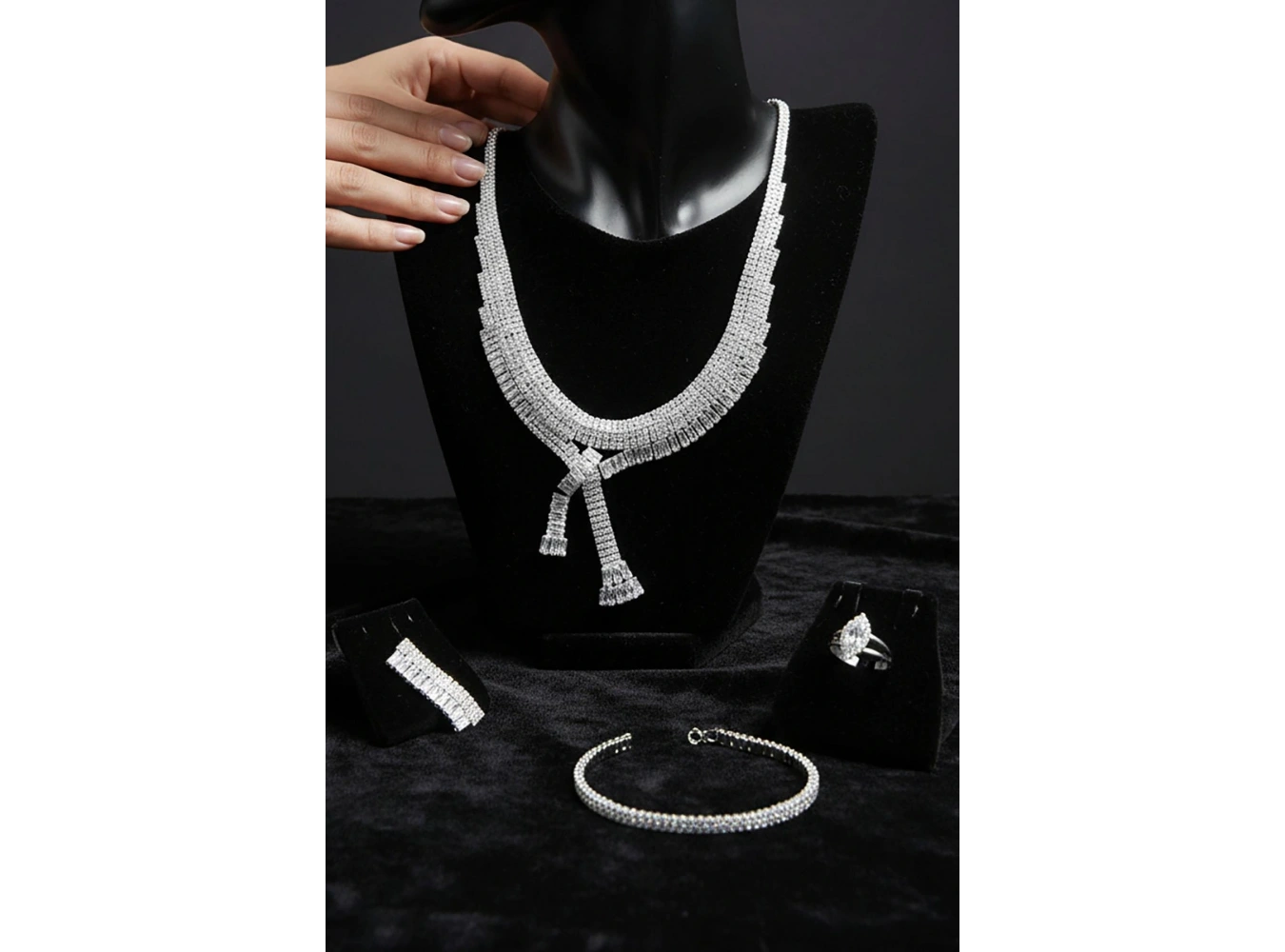 Gümüş Renk Taş Detaylı 4lü Abiye Set