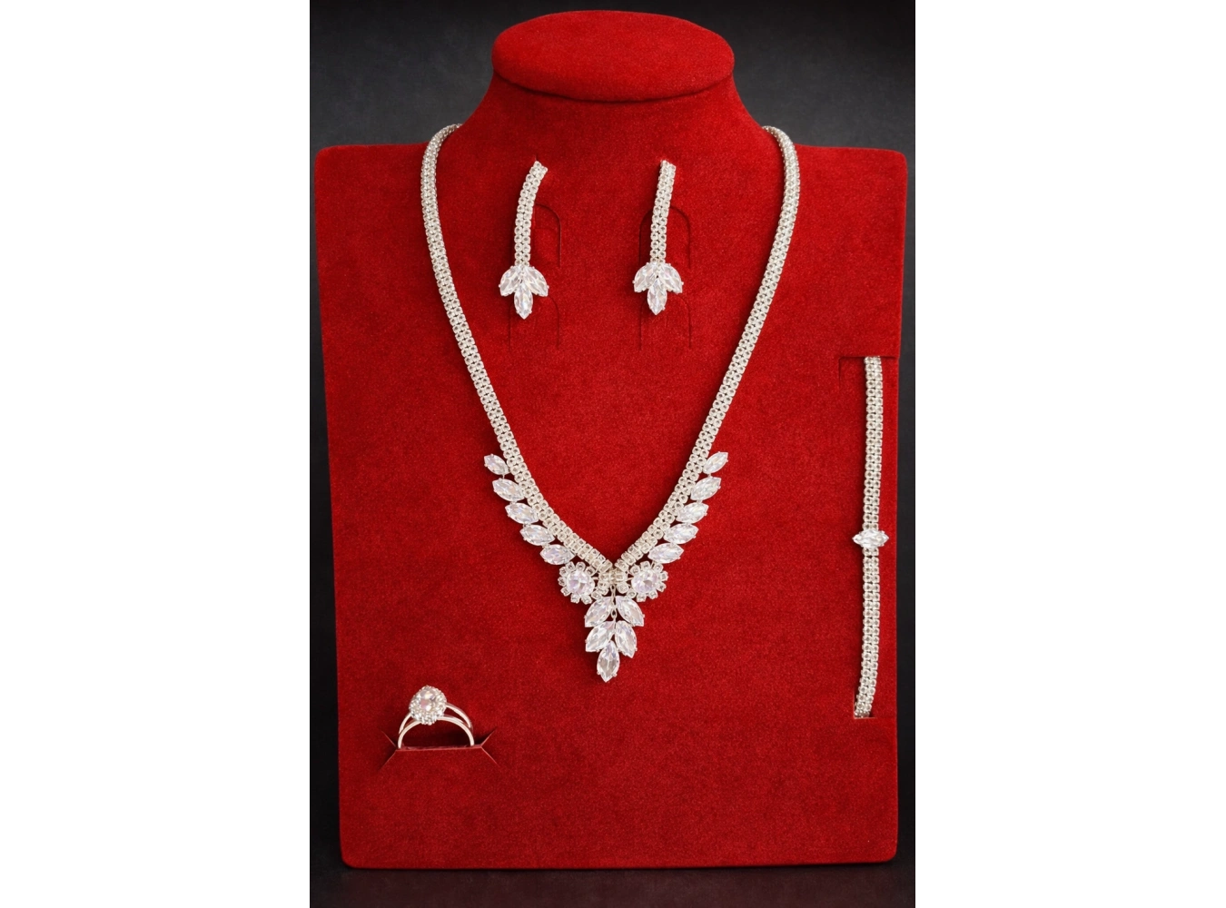 Gümüş Renk Taş Detaylı 4lü Abiye Set