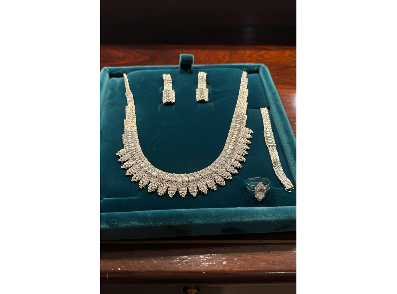 Gümüş Renk Taş Detaylı 4lü Abiye Set