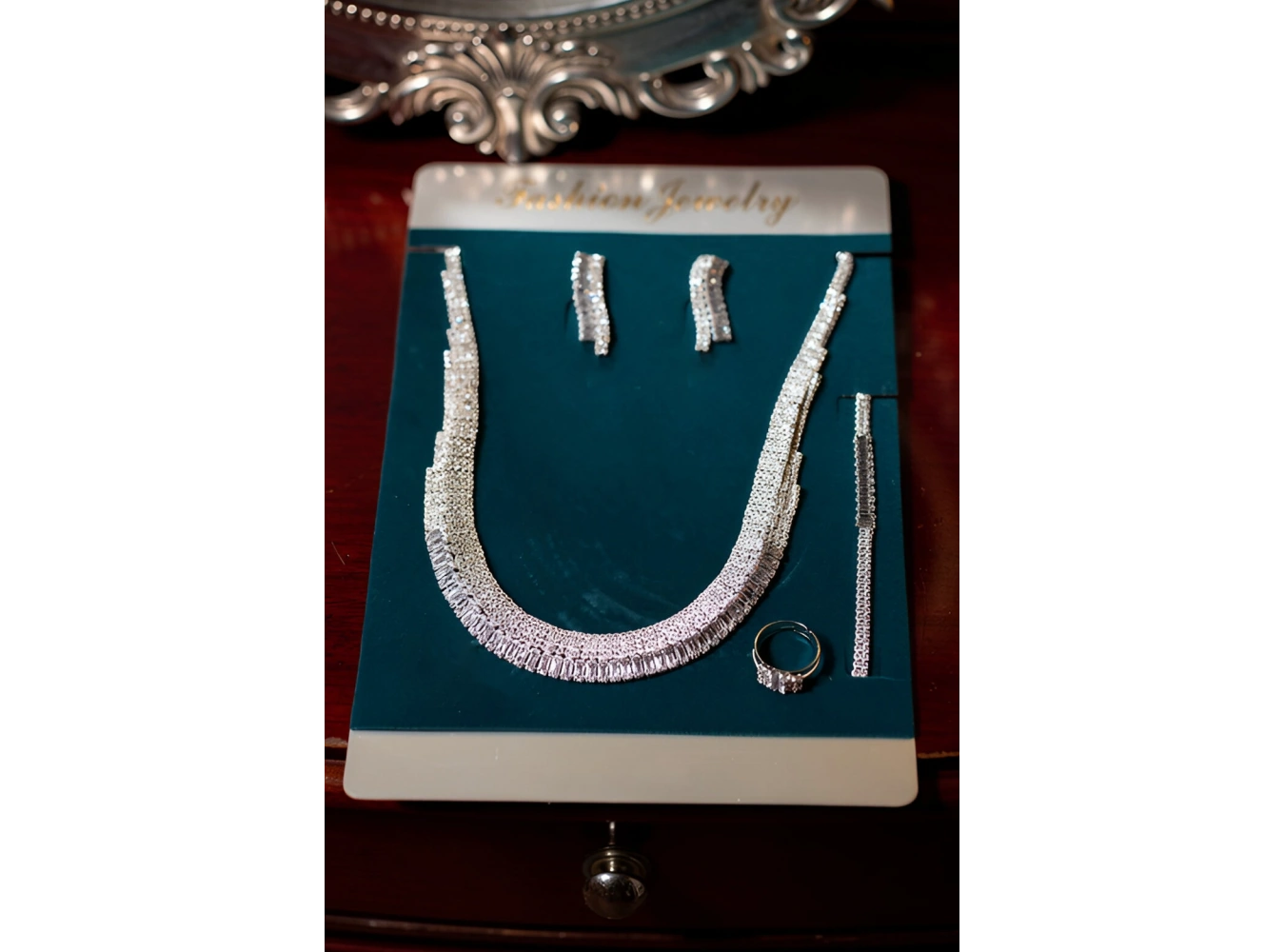 Gümüş Renk Taş Detaylı 4lü Abiye Set