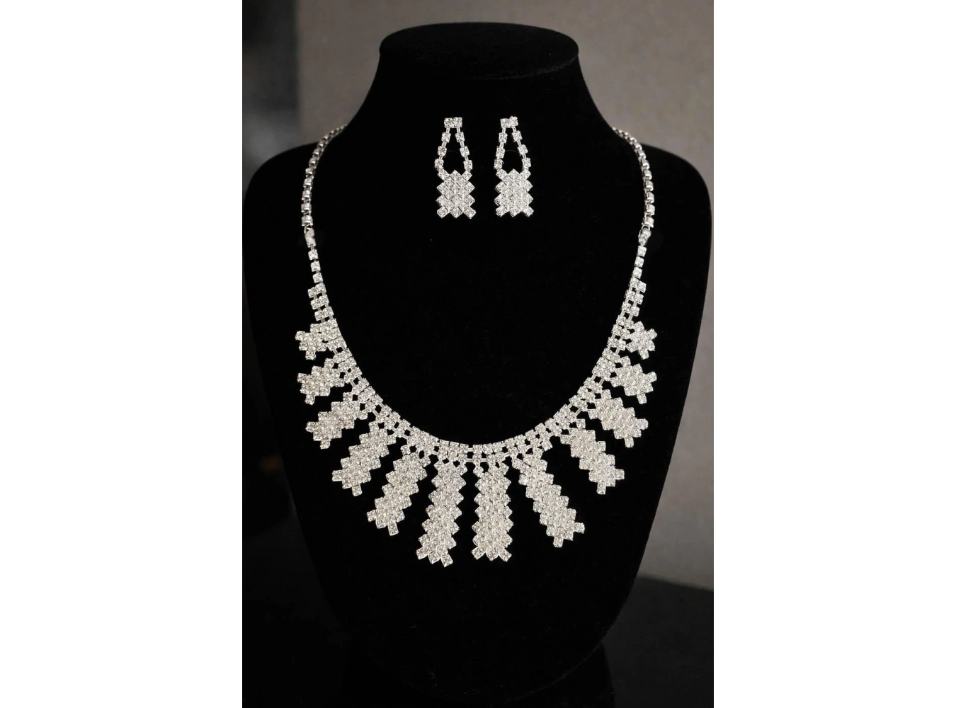 Gümüş Renk Taş Detaylı Abiye Set