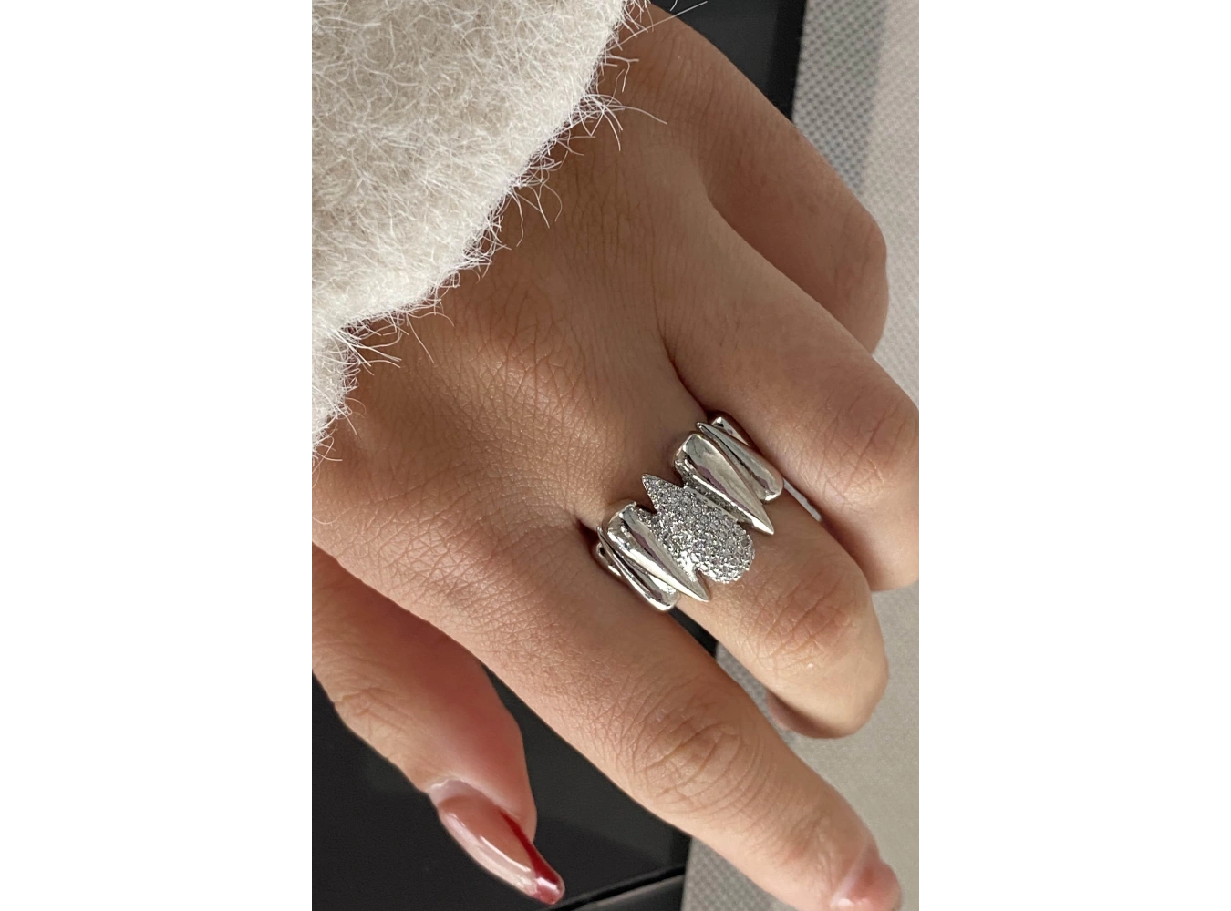 Gümüş Renk Taş Detaylı Ayarlanabilir Çelik Yüzük